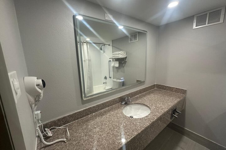 Room 16 of 27