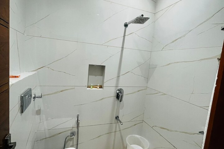 Room 5 of 12