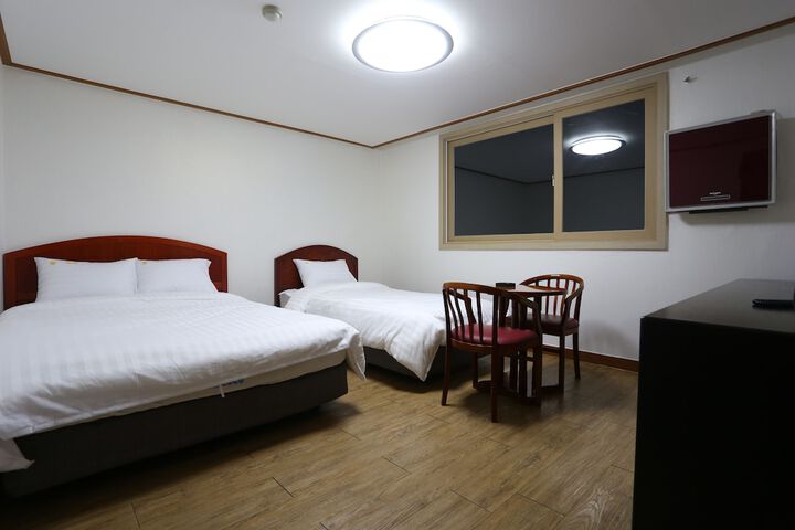 Room 16 of 28