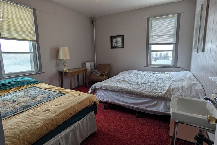 Room 4 of 8