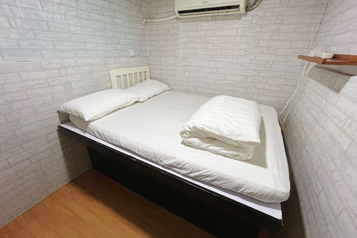 Room 10 of 18