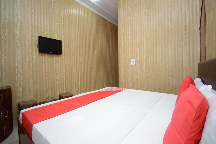 Room 5 of 8