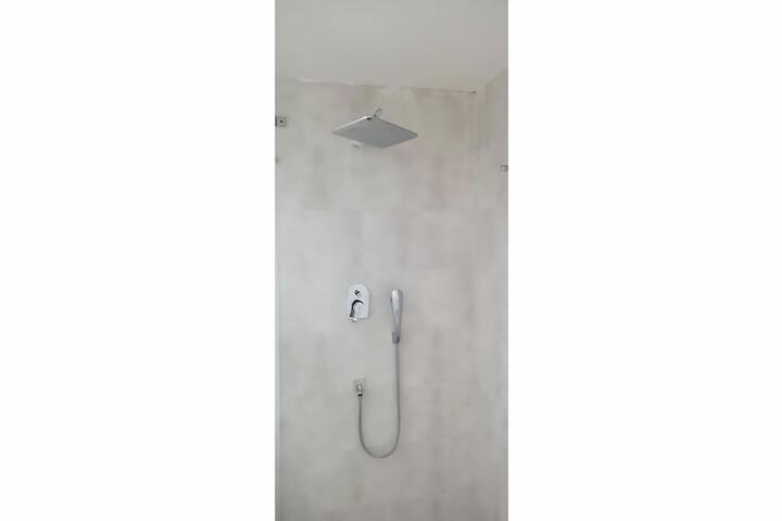 Room 6 of 11