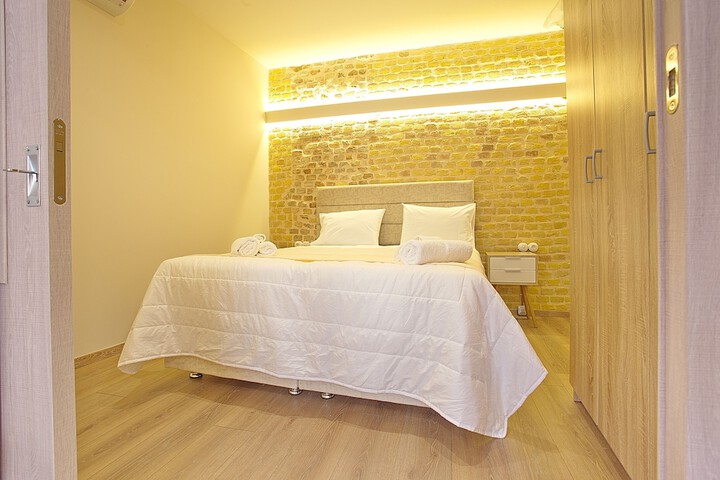 Room 2 of 18