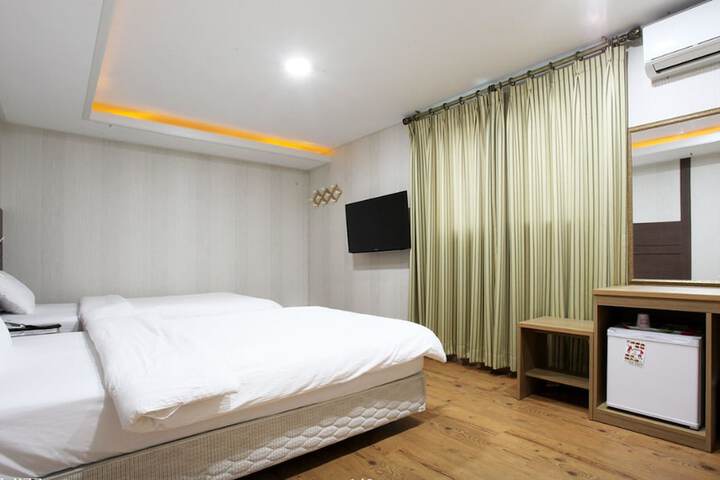 Room 13 of 28