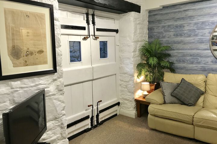 Lounge 6 of 9