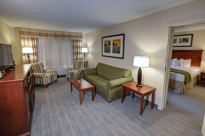 1 King Bed (5 of 8)