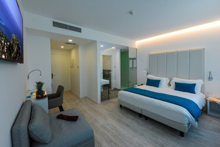 Room 28 of 85