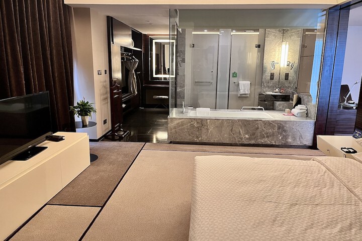 Room 30 of 106