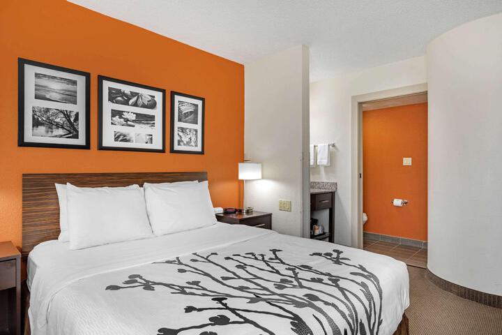 1 Queen Bed (17 of 17)