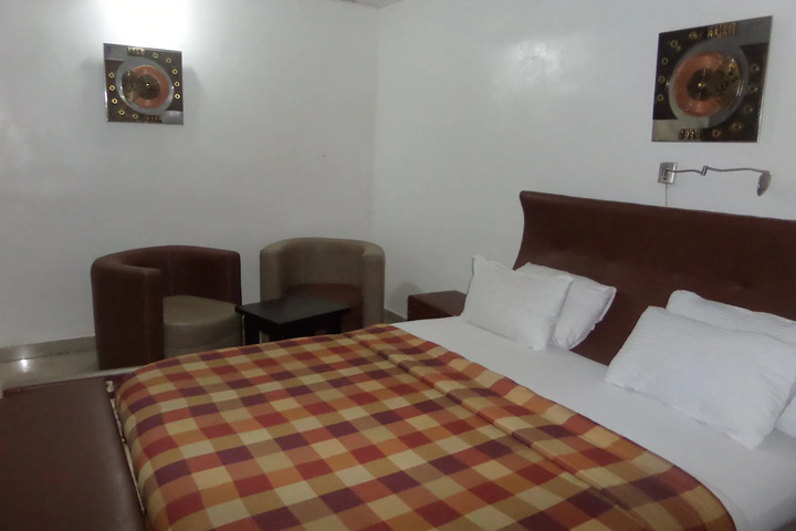 Room 4 of 9