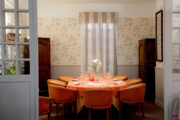 Dining 17 of 23