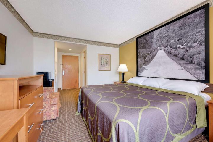1 King Bed (3 of 14)