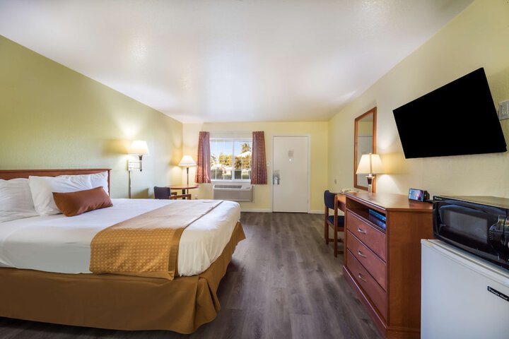 1 Queen Bed (14 of 18)