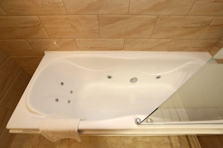 Hot Tub 32 of 54