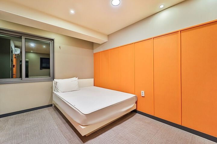 Room 16 of 53
