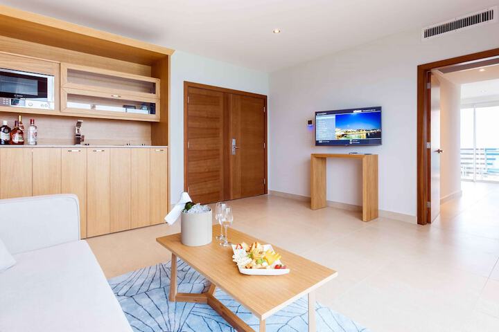 Room 33 of 178