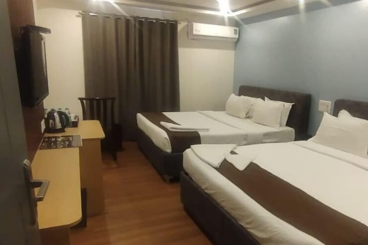 Room 7 of 8
