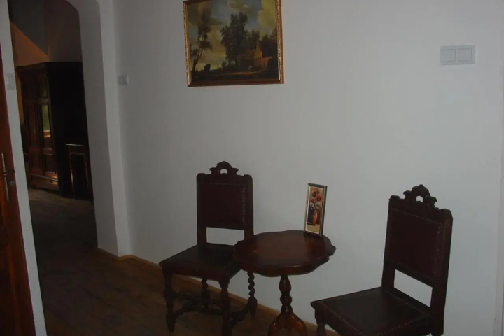 Room 10 of 28