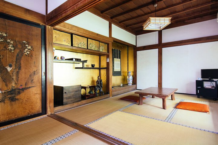 Room 5 of 100