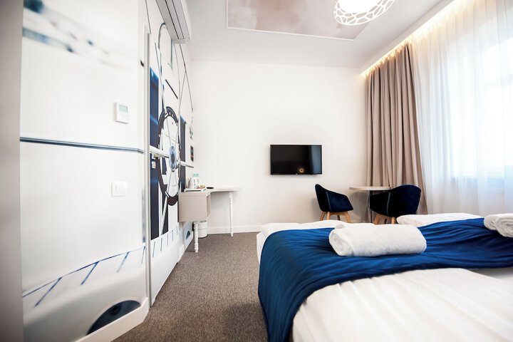 Room 16 of 30