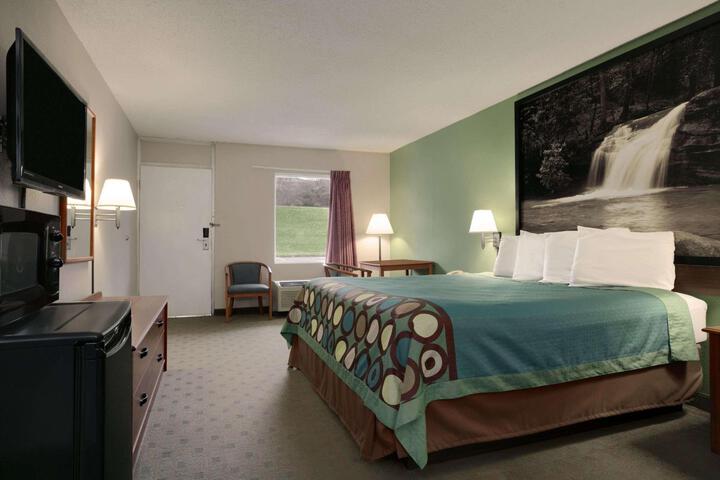 2 Queen Beds (2 of 8)