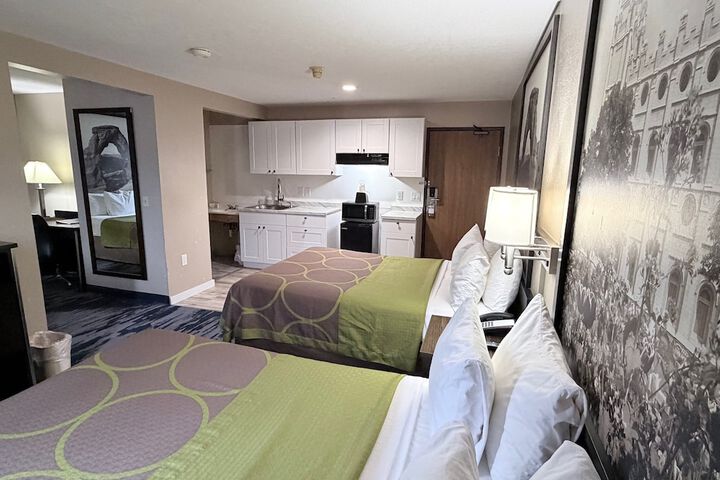 Room 9 of 16