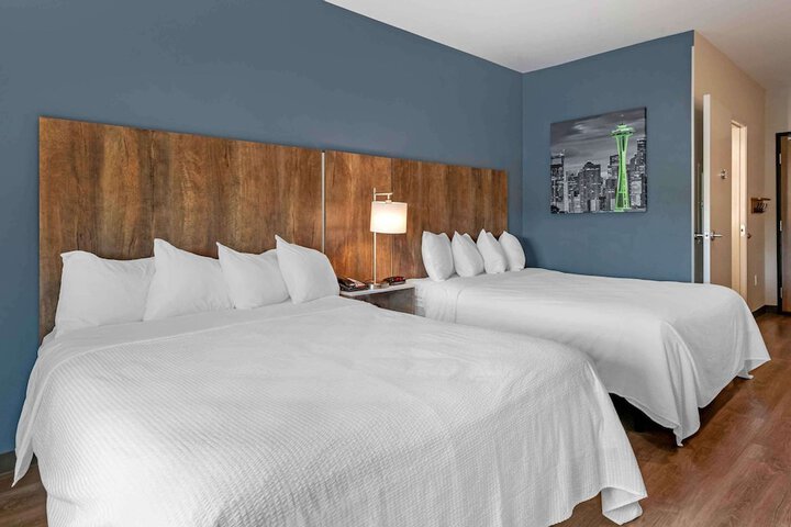 Studio Queen Bed (4 of 14)