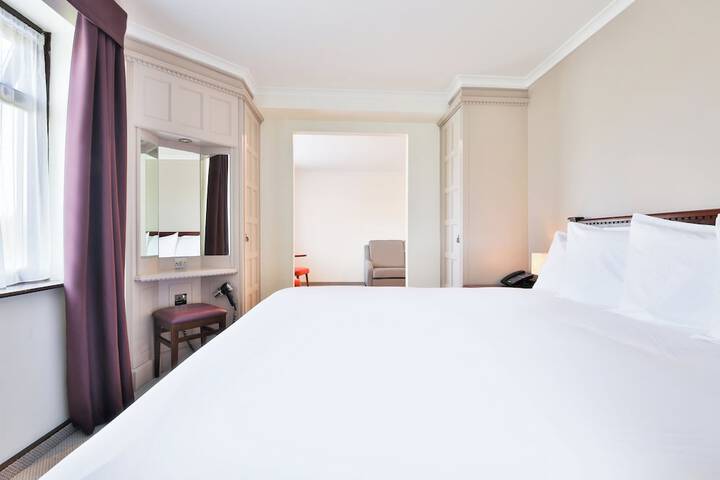 Room 52 of 110