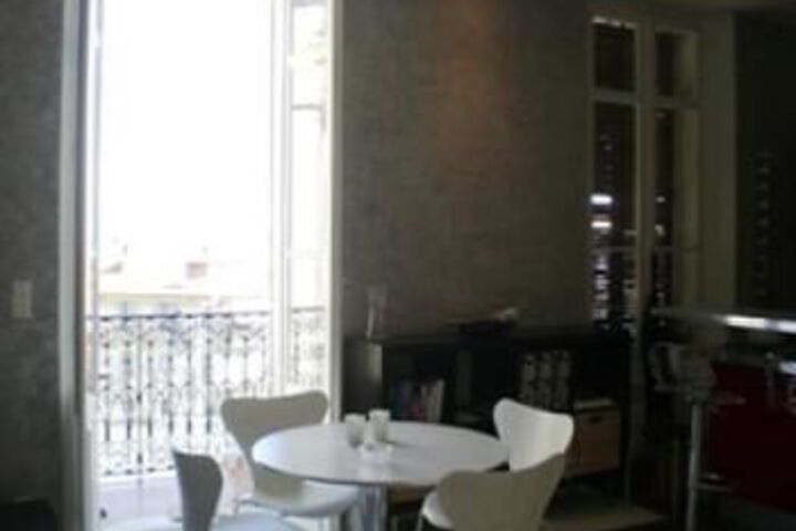 Room 6 of 10