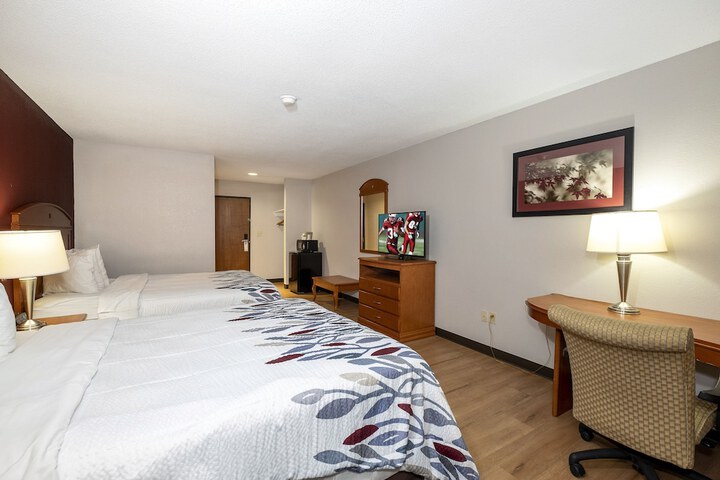 Deluxe Quadruple 2 Queen Beds (3 of 9)