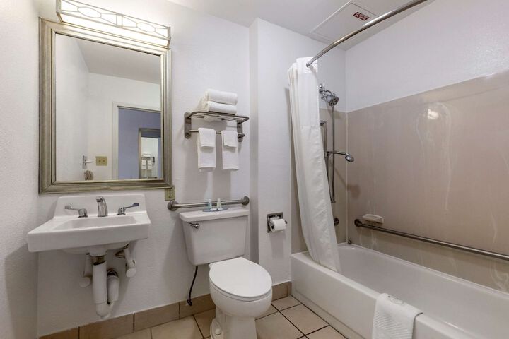 2 Double Beds (8 of 13)