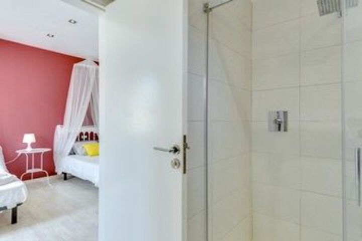 Room 11 of 32