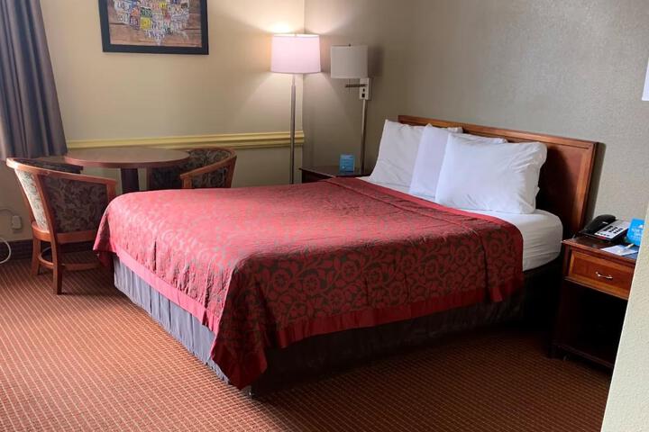 1 Queen Bed (2 of 5)