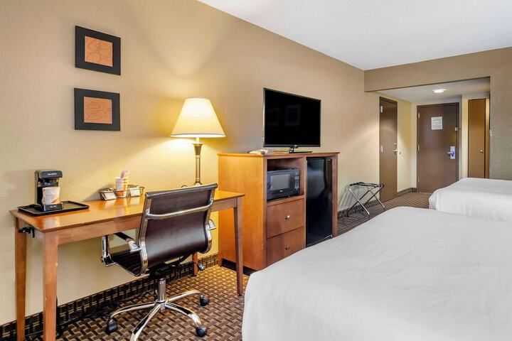 2 Queen Beds Accessible (1 of 17)