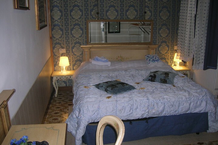 Room 7 of 166