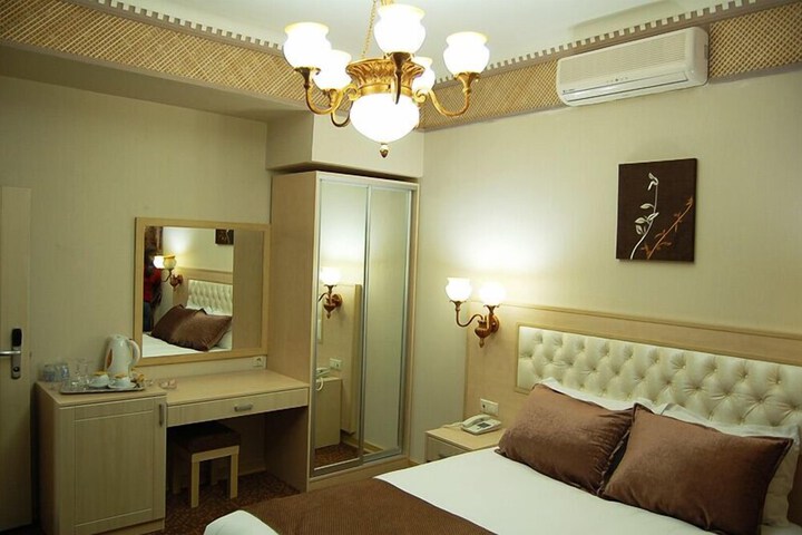 Room 6 of 30