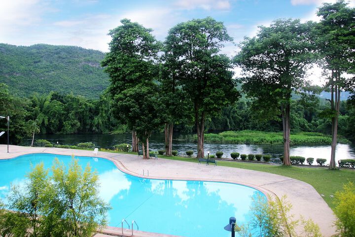 Hotel Pool