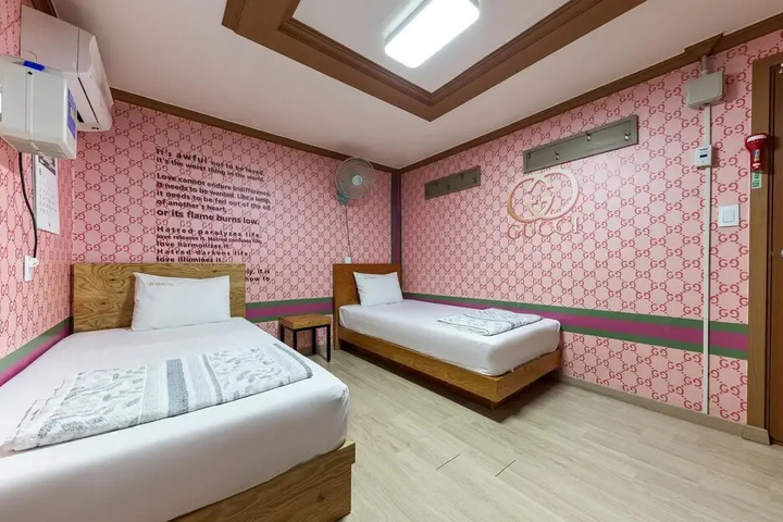 Room 4 of 10