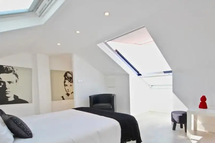 Room 5 of 16