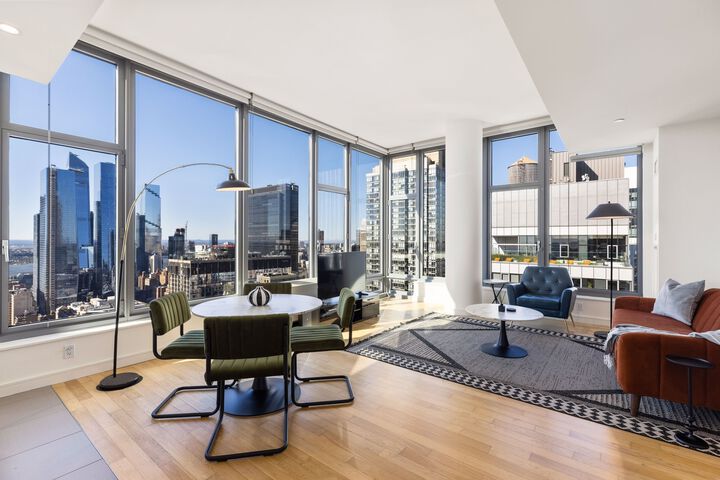 Exterior of 2 Bedroom Manhattan BIG Apple 5 Star