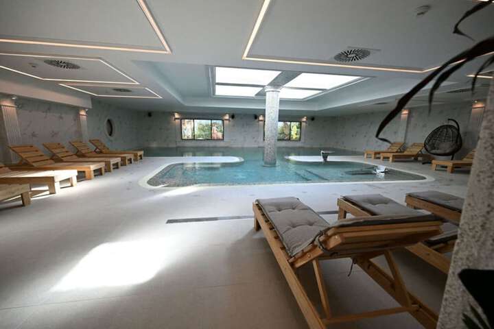 Pool 13 of 16