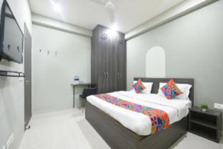 Room 4 of 32