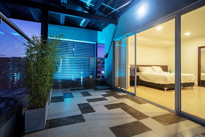 Room 12 of 28