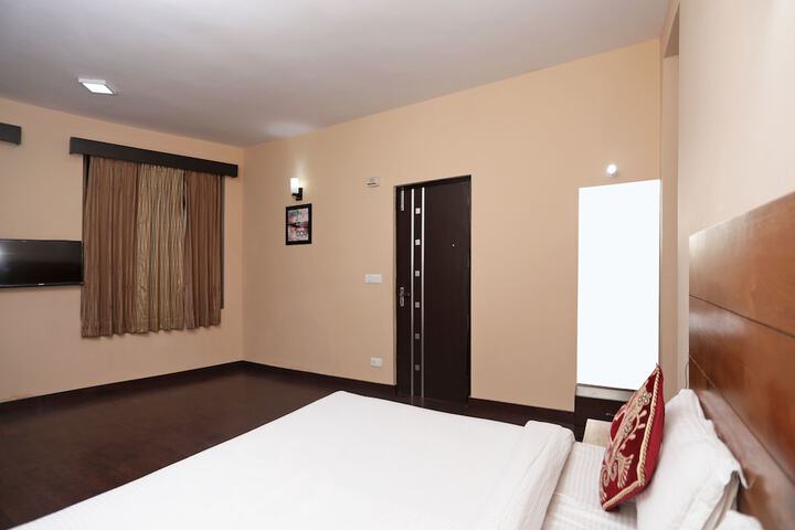 Room 10 of 14