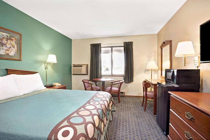 1 Queen Bed (5 of 8)