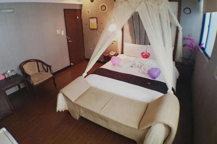 Room 21 of 34