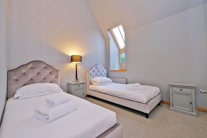 Room 4 of 11