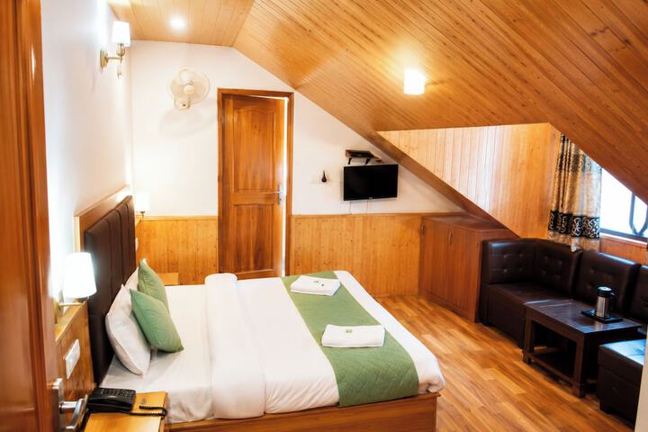Room 6 of 10