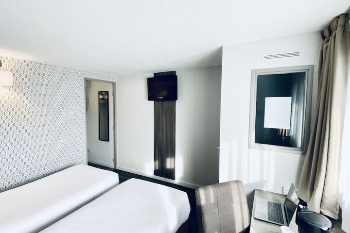 Room 12 of 65